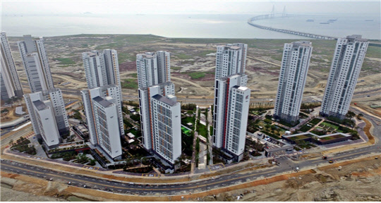 국내 최초 36층 초고층 제로에너지 아파트인 힐스테이트 레이크 송도가 최근 입주에 들어갔다. 힐스테이트 레이크 송도 전경.<국토부 제공>